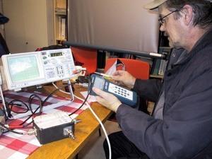 Eikka mittaa plekseriä antennianalysaattori lähettimenä ja kirjosieppo dB-mittarina